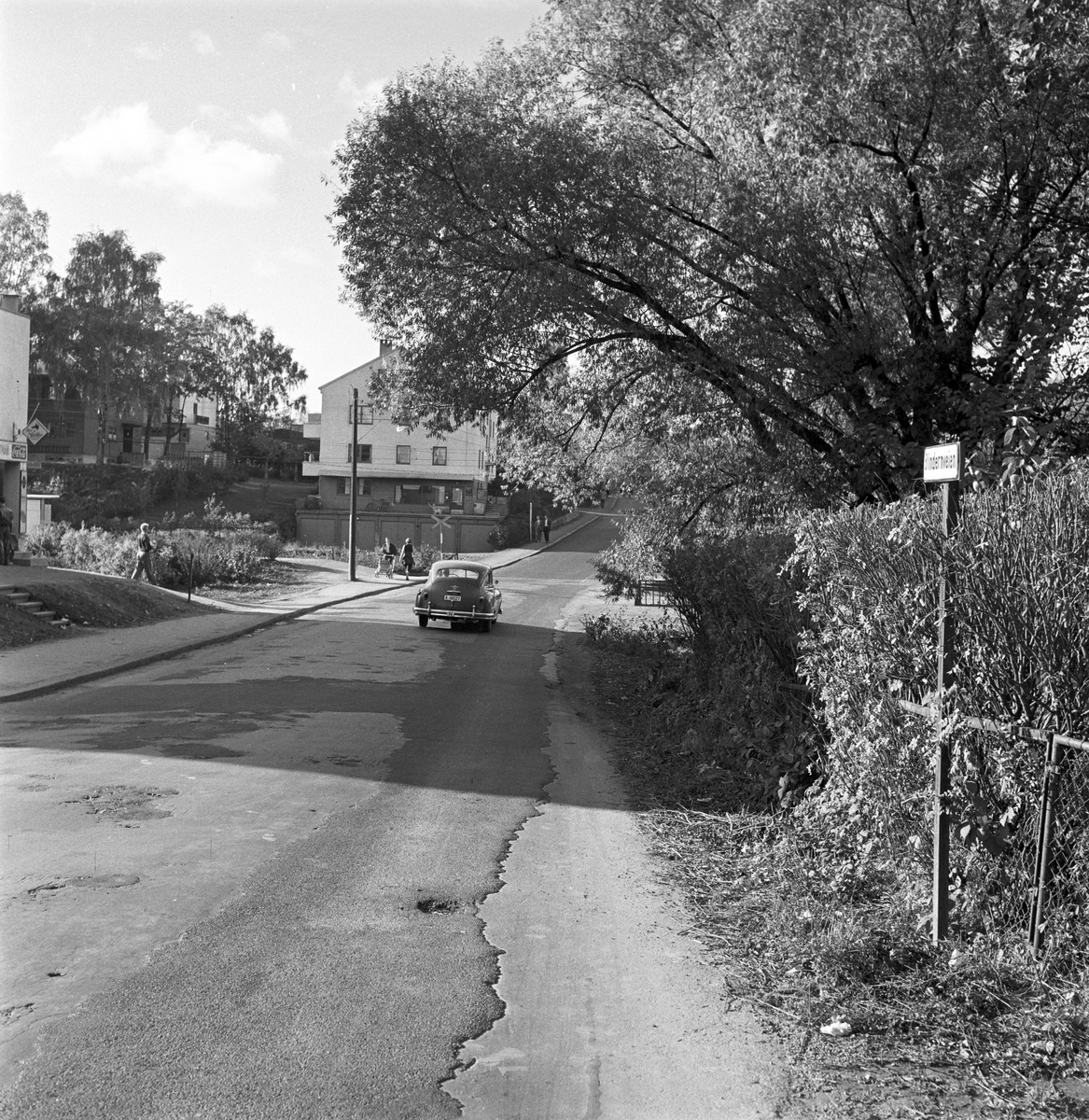 Serie. Bilder fra trafikken i Oslo,bl.a. diverse trafikk- og varselsskilt. Fotografert oktober 1956.
.



