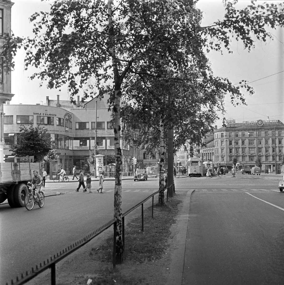 Serie. Biler og trafikkbilder i Oslogt, Bygdø, Galgeberg, Majorstuen, Carl Bernes pl. Fotografert 1959.