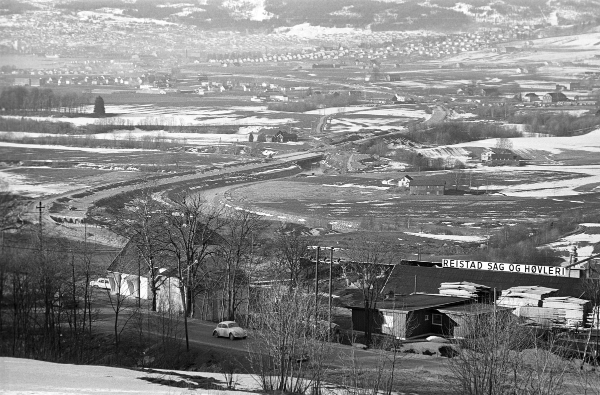 Serie. Drammensveien gjennom Lier i Buskerud. Den nye motorveien. Fotografert våren 1967.


