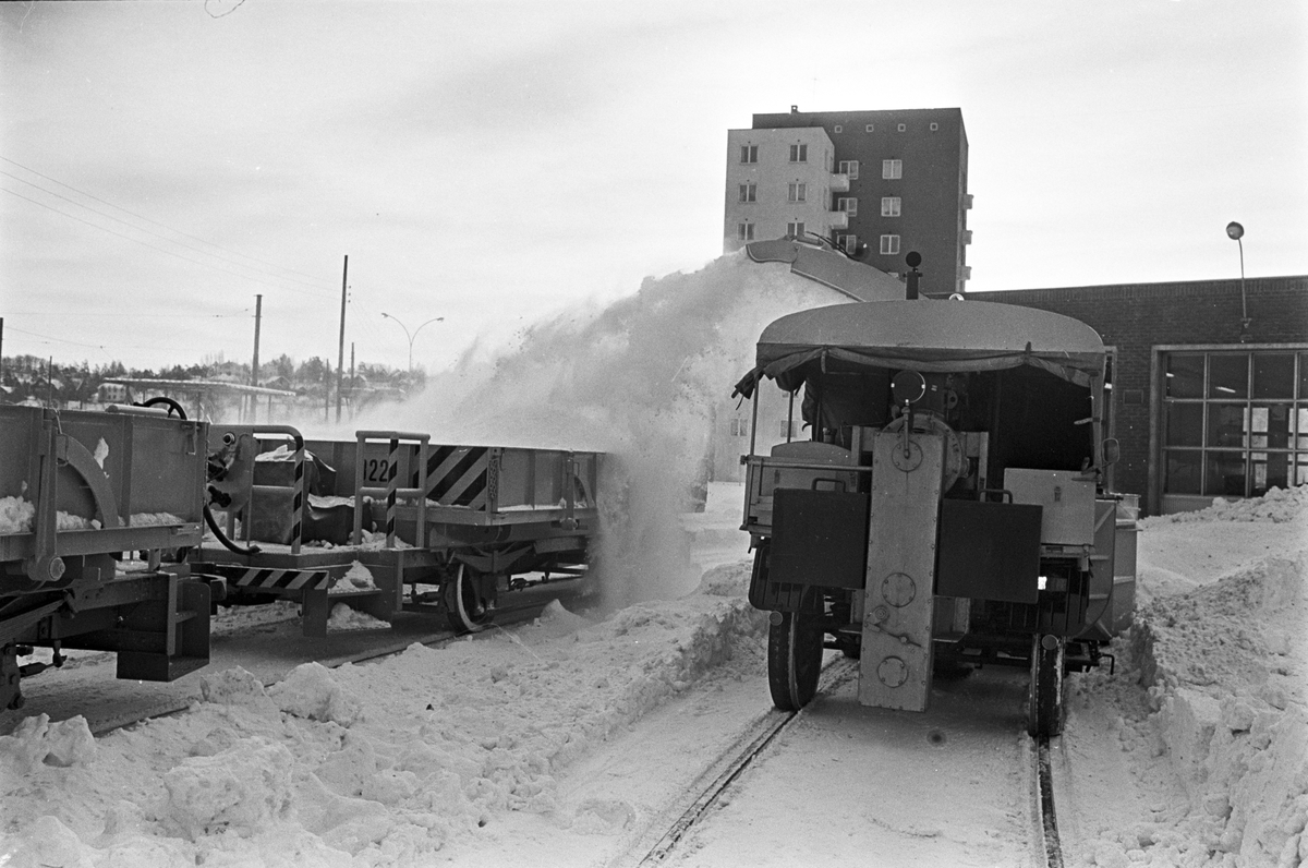 Serie. Oslo Sporveier har fått ny snøfreser. Fotografert februar 1967.

