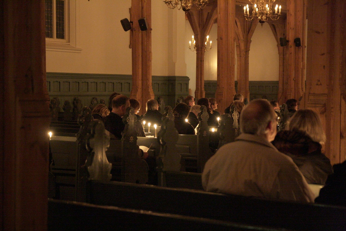 Påskeaften, Kristiansand Domkirke. 22.03.2008. Påskenattmesse, gudstjeneste i mørklagt kirke. Menigheten sitter med tente lys.