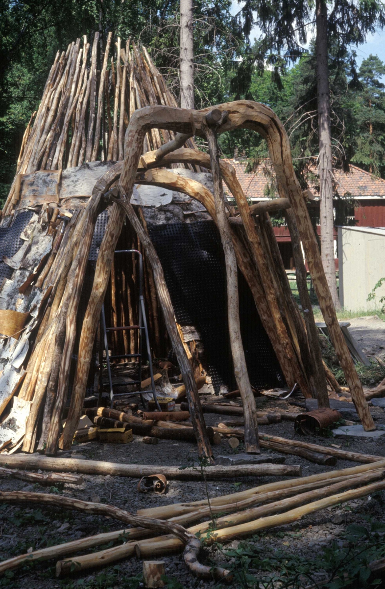 Serie bilder av bygging av sørsamisk gamme på Bygdøy i 1992.