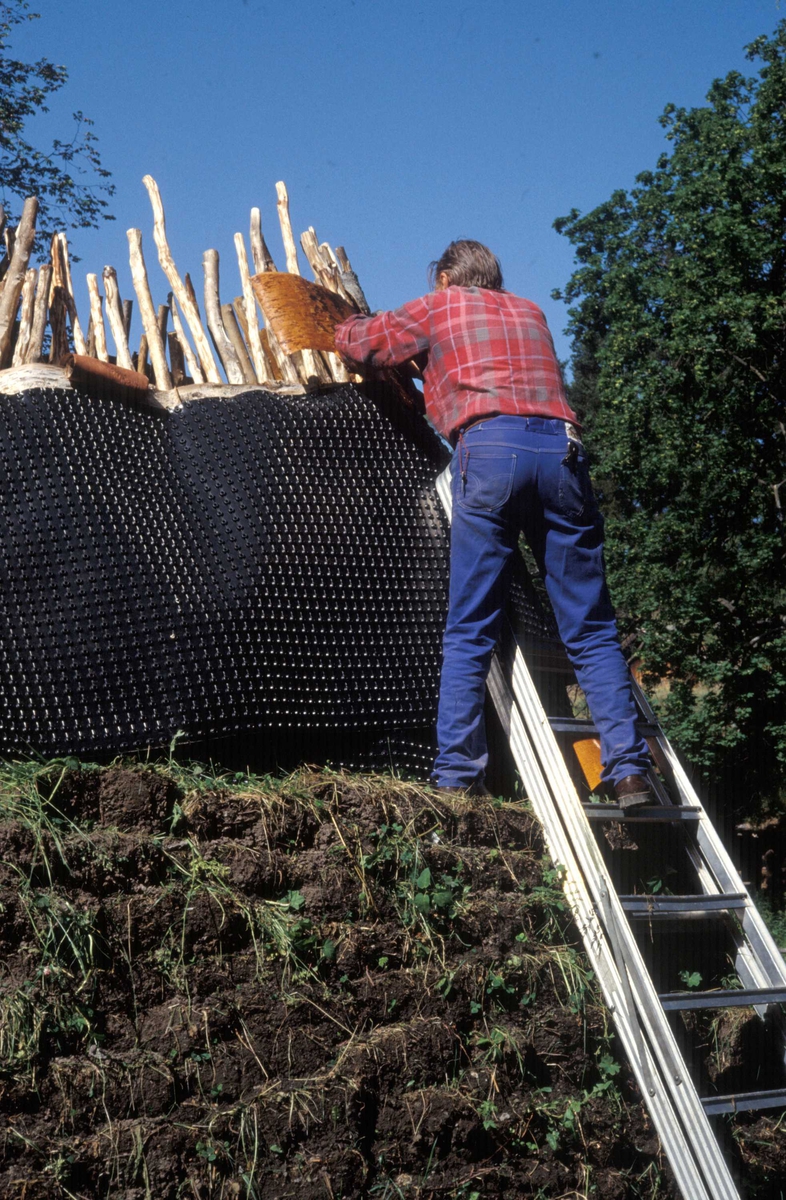 Serie bilder av bygging av sørsamisk gamme på Bygdøy i 1992.