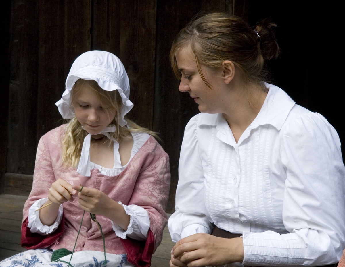 Levendegjøring på museum.
Jente som strikker under oppsyn. Ferieskolen uke 29, 2008.