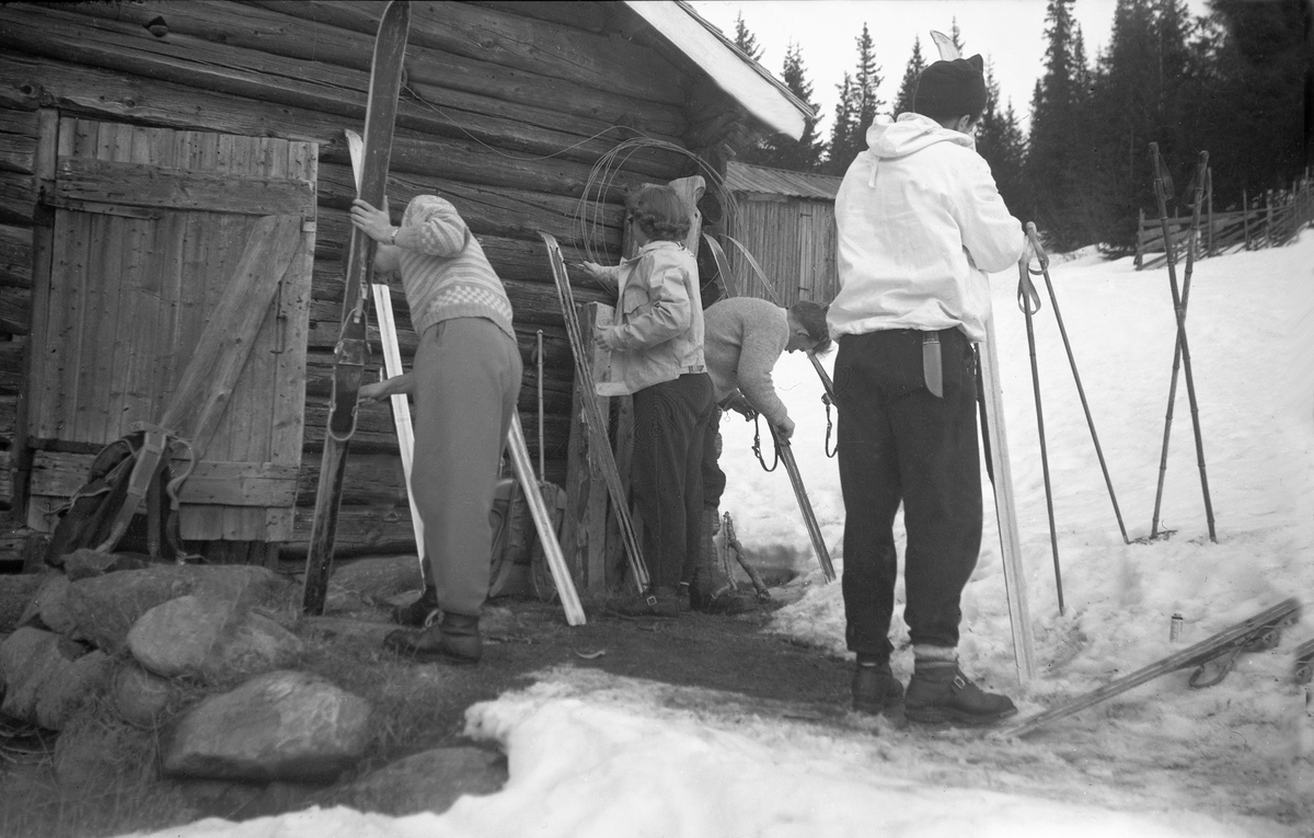 Det smøres ski ved Arentz-familiens feriebolig Ligardshaugen I Eggedal. Fotografert påsken 1948.