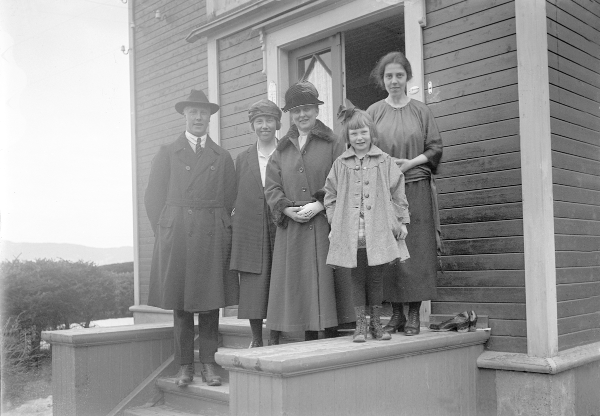 Gruppebilde på trappen foran Bergly, Bennett-familiens eiendom. Lillian Bennett helt til høyre, Sverre Ramstad til venstre.