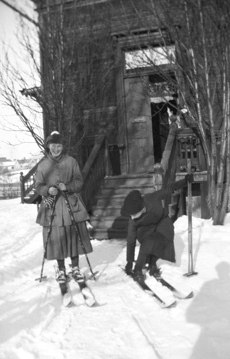 Lalla Lunde og Sofie Arentz på ski foran Elverhøy i Trondheim.