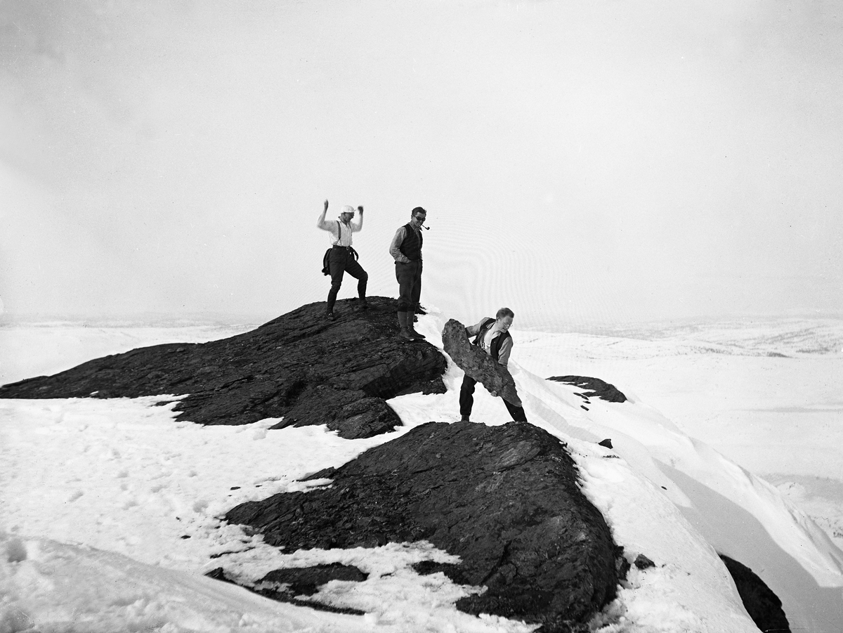 Tre menn på toppen av Burufjellet i Midtre Gauldal. Fotografert påsken 1923.