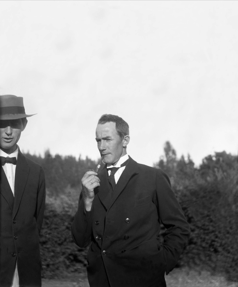 Fritjof Arentz til høyre sammen med vennen Sigurd i august 1925.