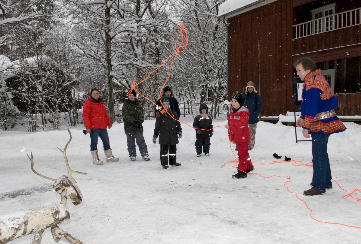 Samefolkets dag.
Gutt lærer å kaste lasso utenfor Karterud.