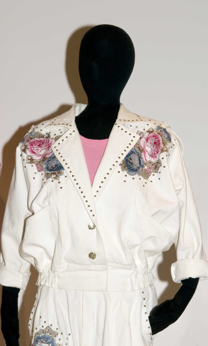 En serie med bilder fra utstillingen "Back to the 80s".