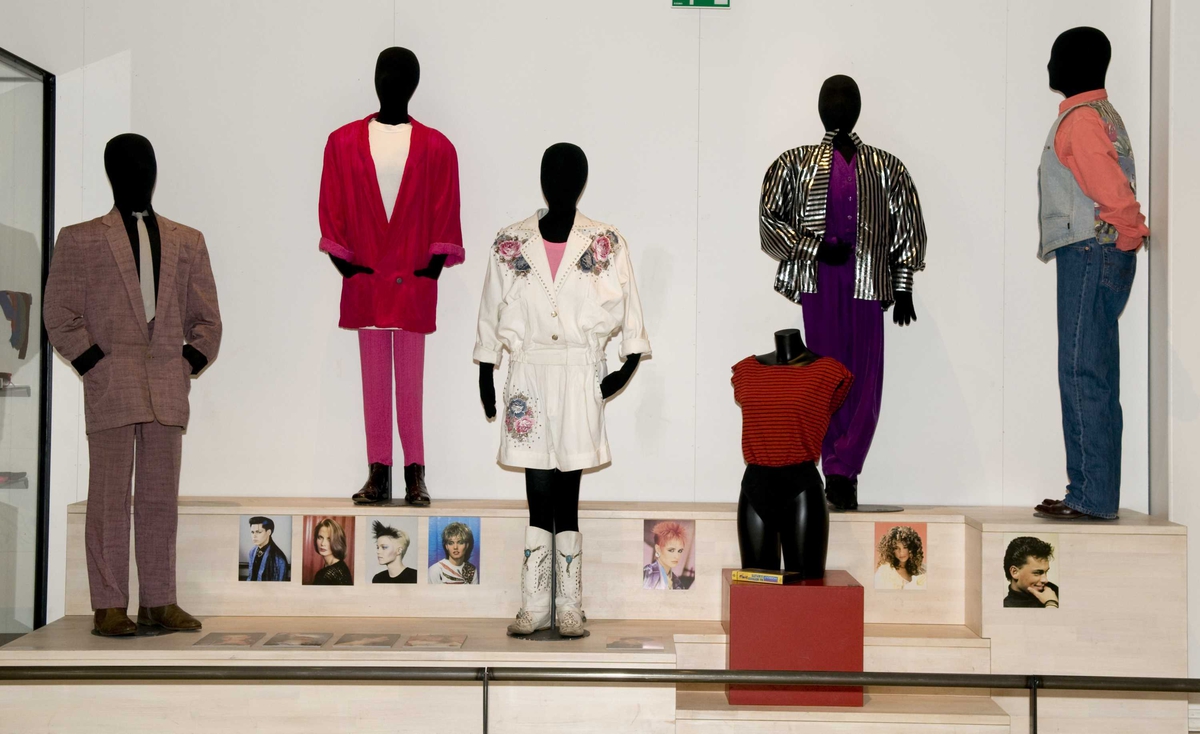 En serie med bilder fra utstillingen "Back to the 80s".