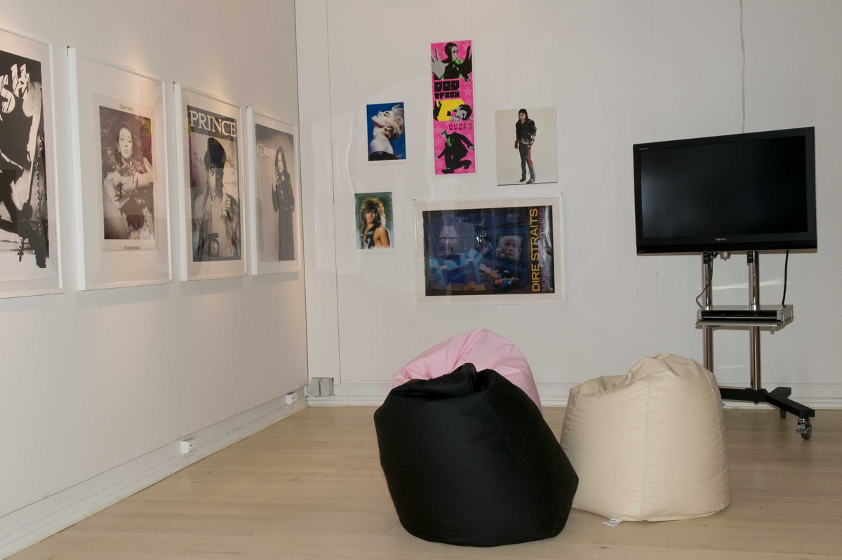 En serie med bilder fra utstillingen "Back to the 80s".