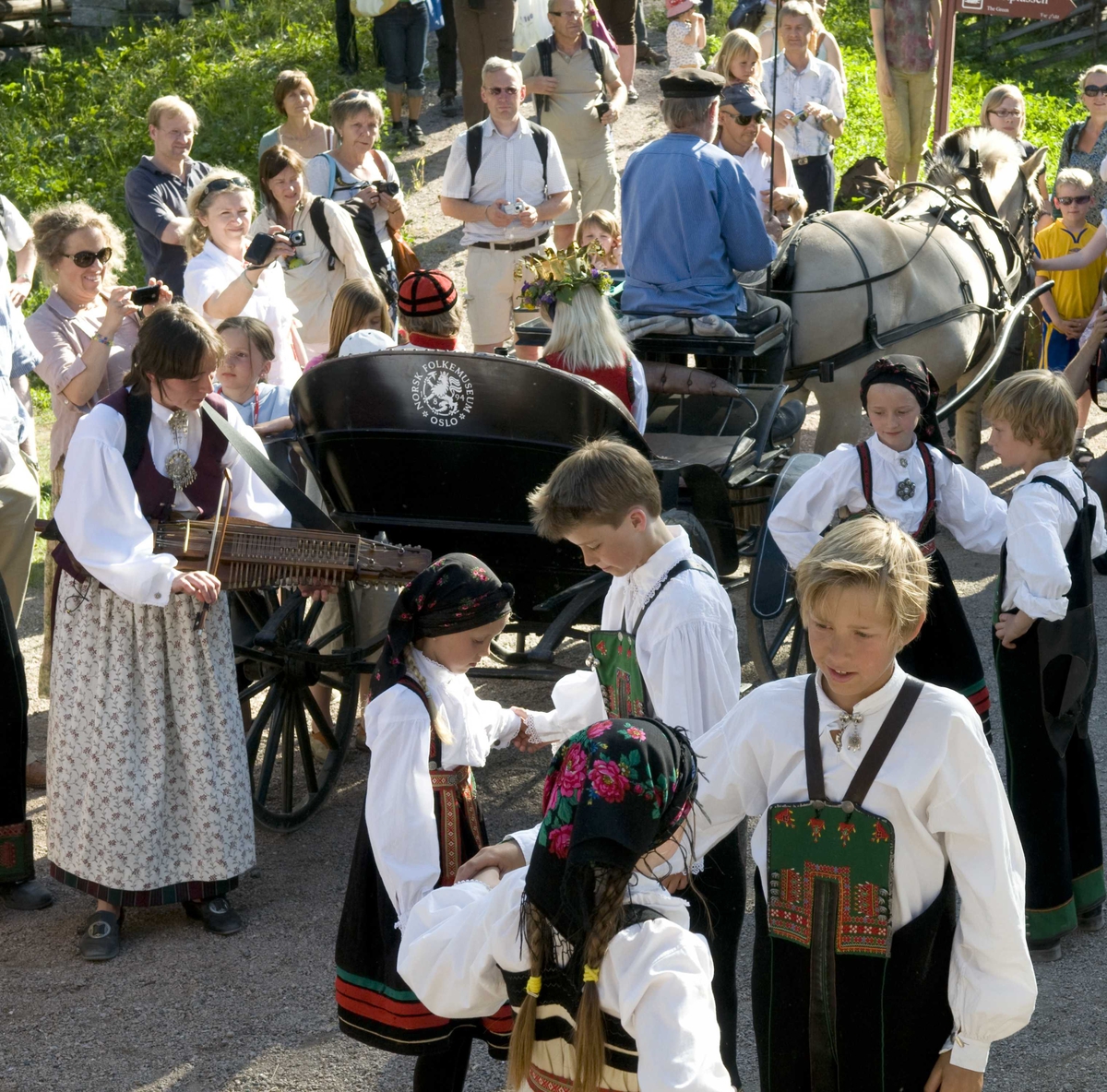 Danseoppvisning i Hallingdalstunet av Norsk Folkemuseums dansegruppe. St. Hansaften 2009.