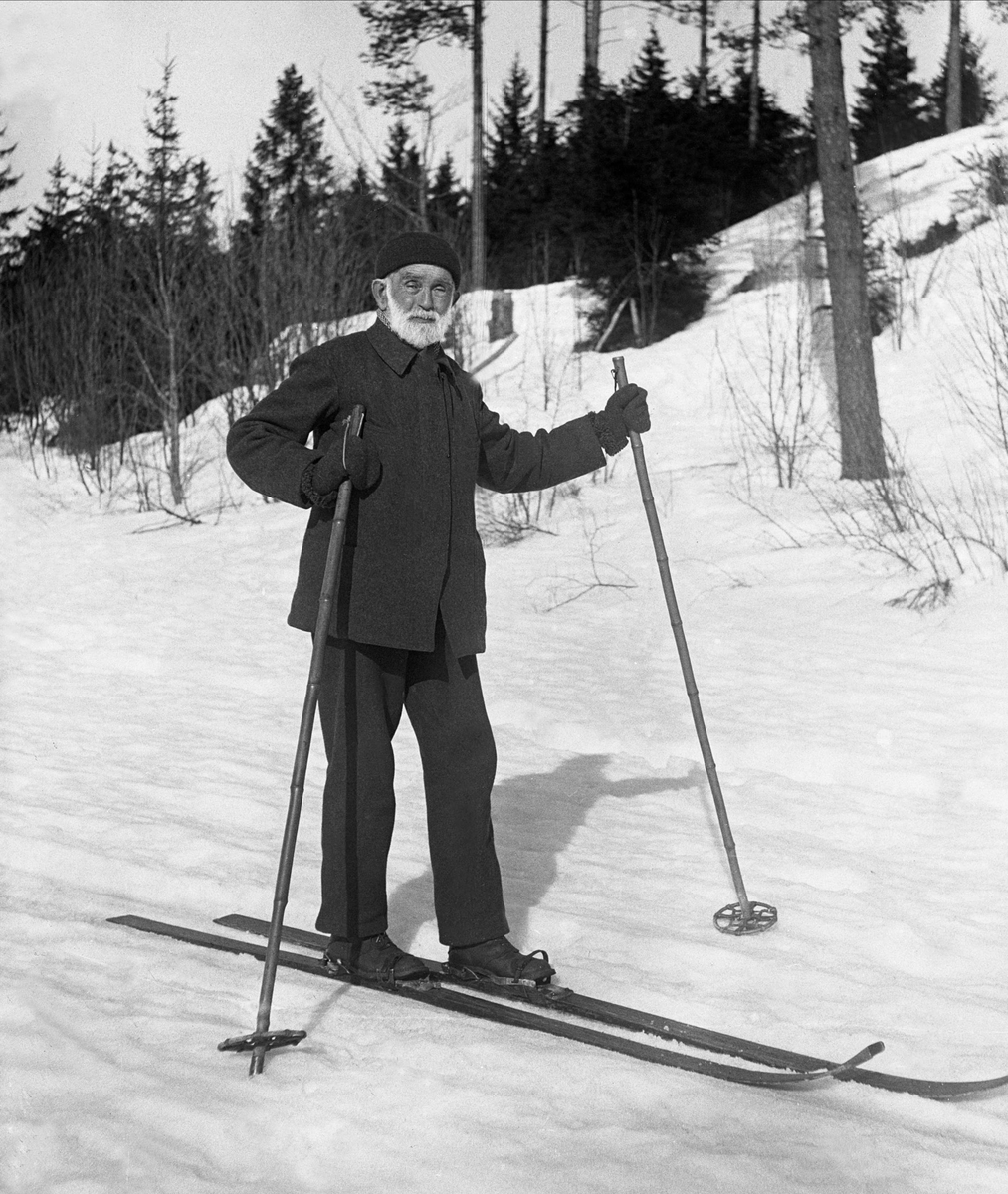 Onkel Sophus Scheen står på ski. Fotografert 13. mars 1926.