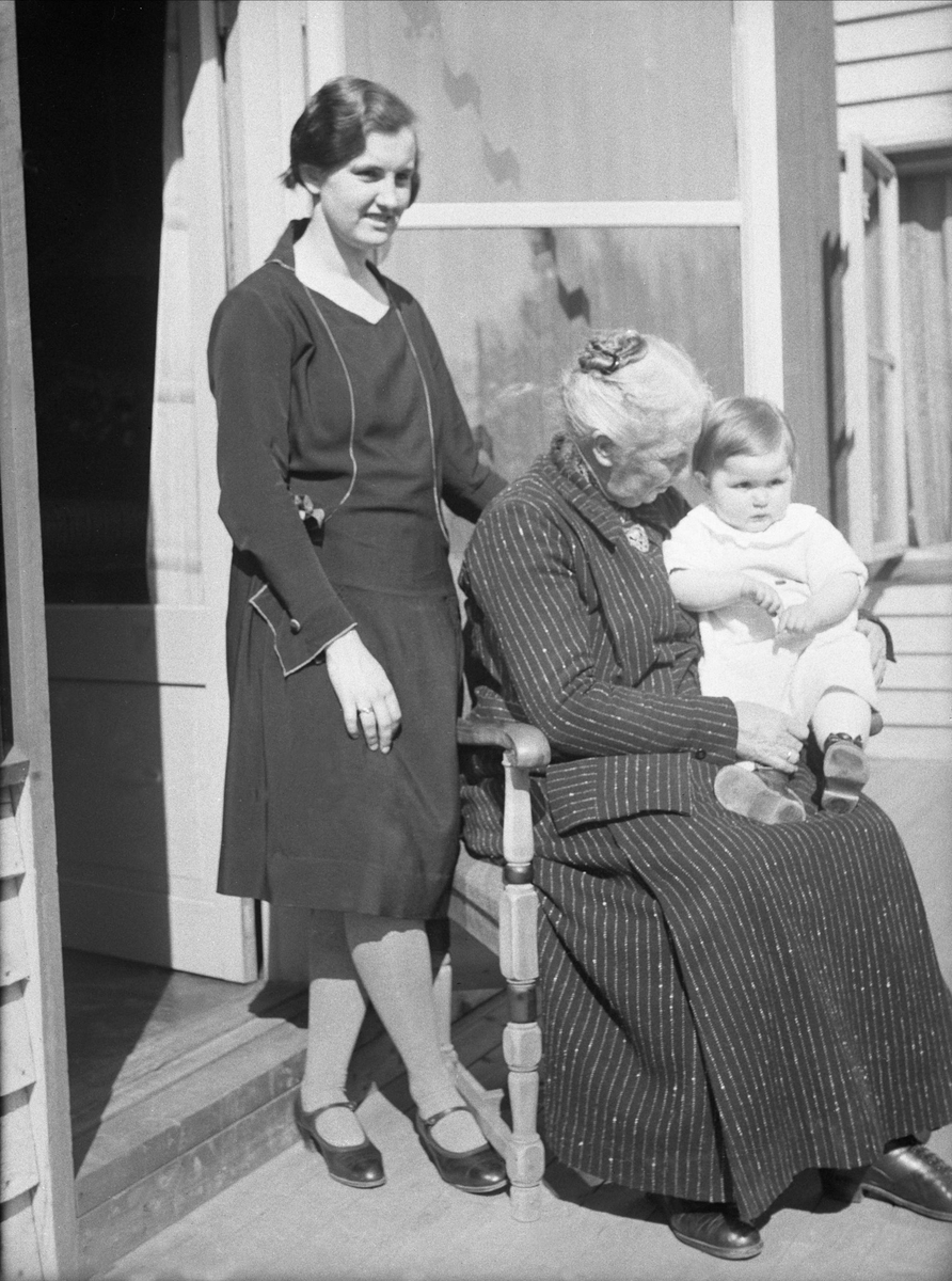 Tre generasjoner sammen, Dordi Arentz står bak mens datteren Guri Arentz sitter på sin bestemors fang. Fotografert juni 1930.