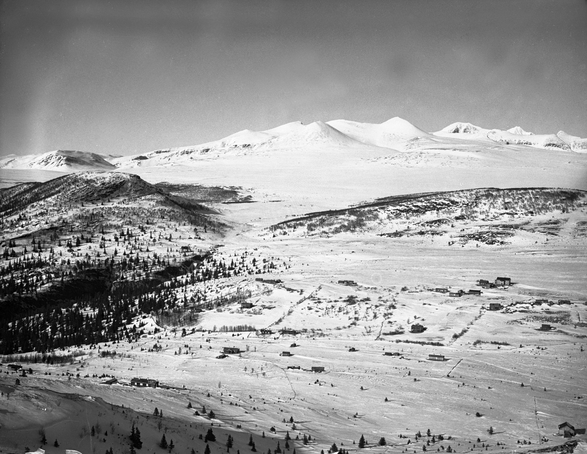 Utsikt fra Gråhøe mot Imingbaljene. Fotografert påsken 1932.