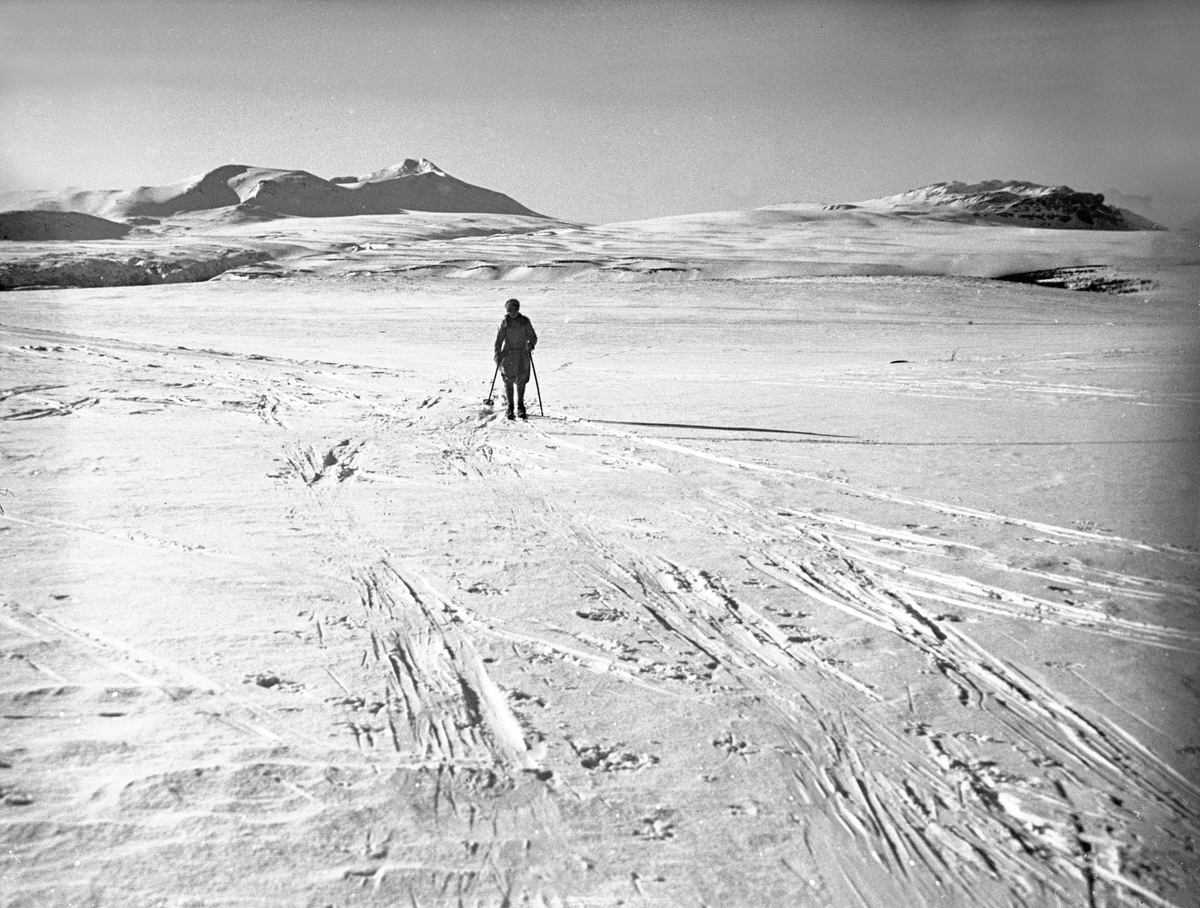 Sonja Sheen på ski i påskefjellt. Fotografert 1932.