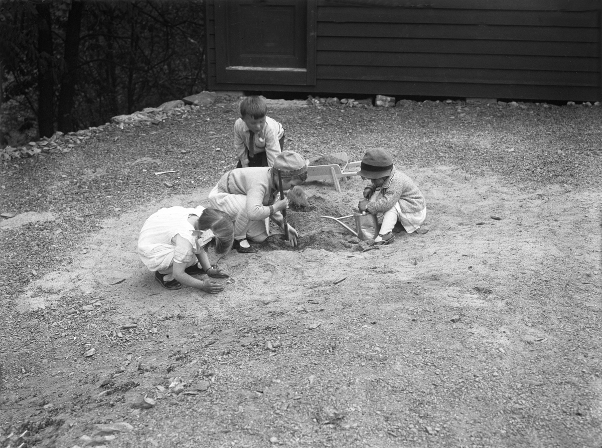 Søstrene Siri og Guri leker i sanden med to andre venner, Bygdøy. Fotografert 1932.