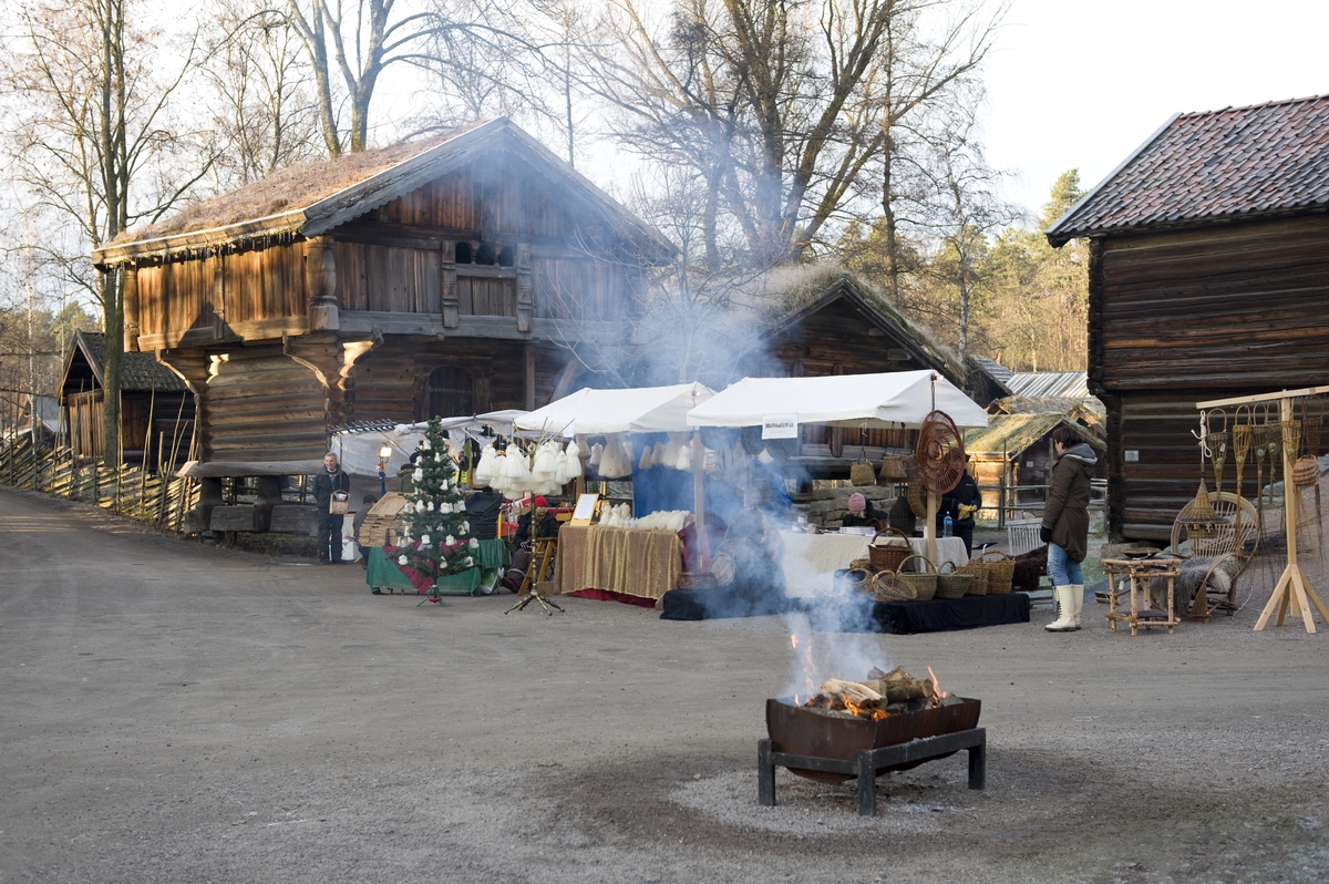 Markedsboder i Telemarkstunet. Julemarked på Norsk Folkemuseum 2009.