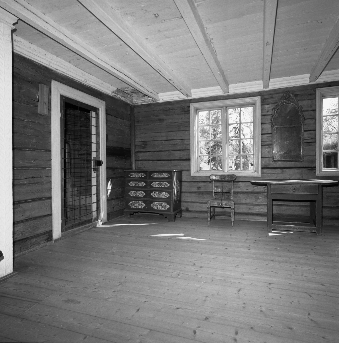 Interiør i hovedbygning fra Stiklestad, Norsk Folkemuseum. Fotografert i 1992 før fornyelsen av Trøndelagstunet i 2010 hvor hovedbygningen innredes som et eksempel på et 1950-tallshjem på et trøndersk gårdsbruk.