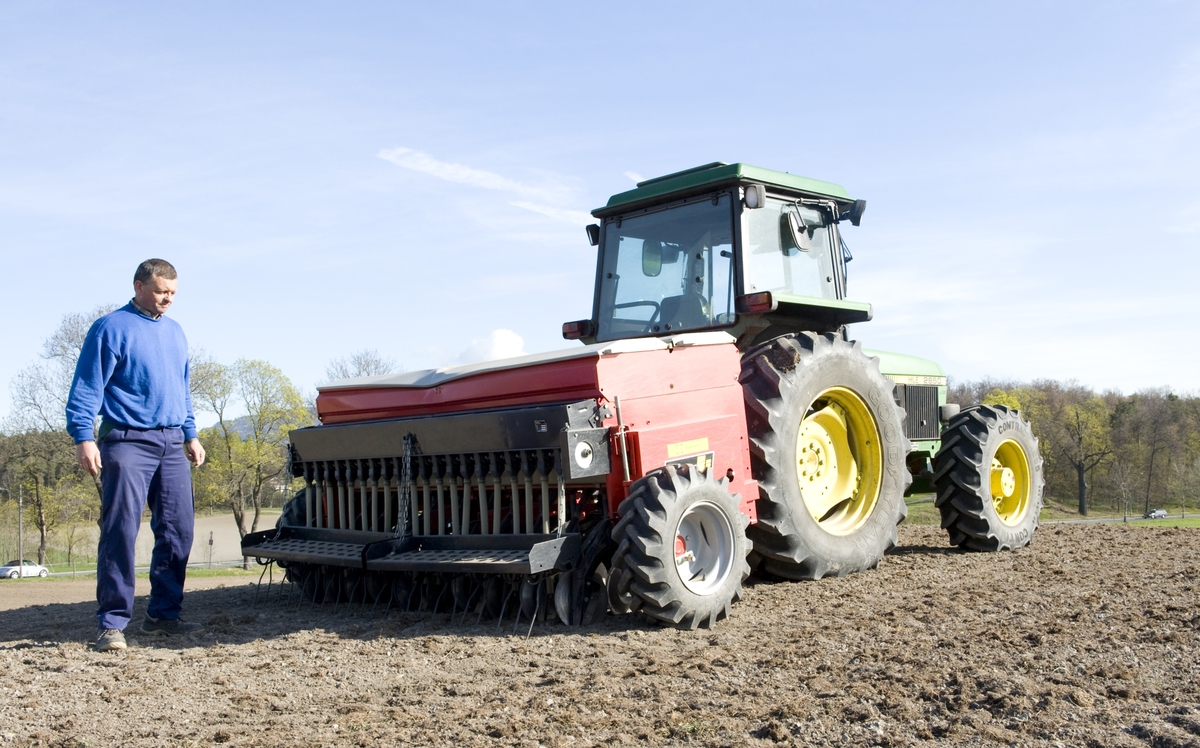 Såing av korn på Bygdø Kongsgård, mai 2010. Traktor på jordet.