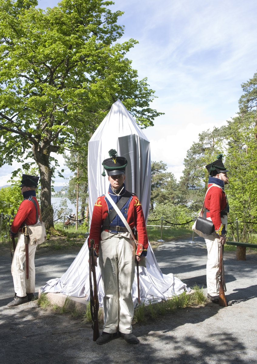 Soldater fra det Onsøske Compagni står æresvakt. Avduking av Christian August-monumentet i Kongeskogen på Bygdøy, 28. mai 2010 - på dagen 200 år etter Christian Augusts død.