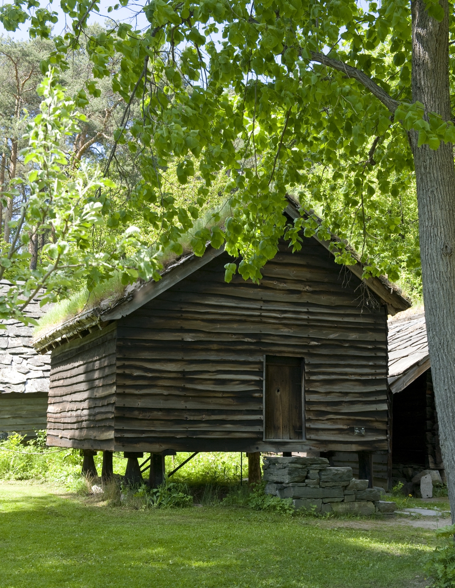 Hardangertunet på Norsk Folkemuseum, juni 2010. Stabbur fra Nes i Varaldsøy.

