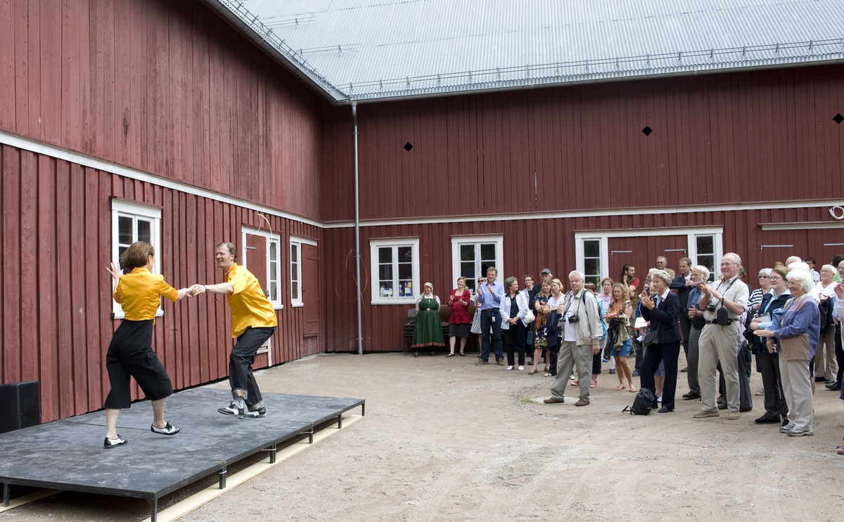 Danseinnslag. Fra åpningen av utstillingen "50-tallet: Drøm og virkelighet" og nyåpningen av Trøndelagstunet. Norsk Folkemuseum, 10. juni 2010.