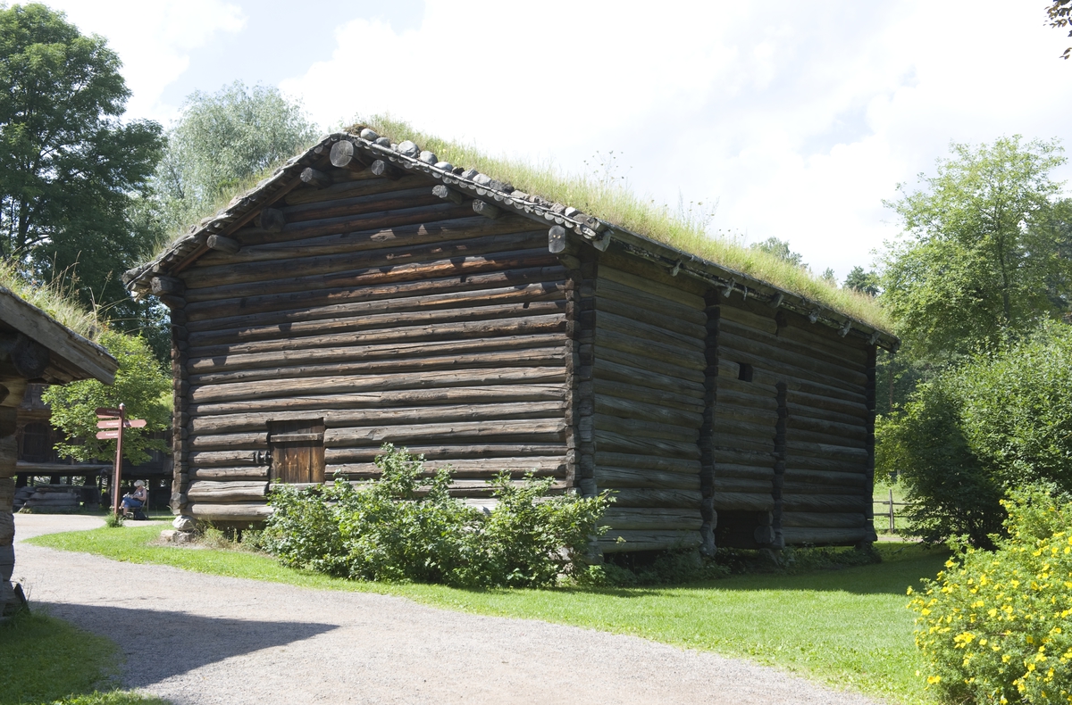 Løe fra Nedre Natadal, Flatdal i Seljord. Fotografert på Norsk Folkemuseum, juli 2010.