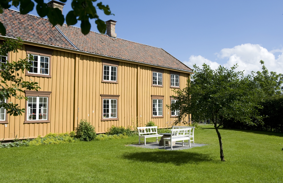 Hagen bak hovedbygningen fra Stiklestad vestre i Verdal. Fotografert på Norsk Folkemuseum, juli 2010.