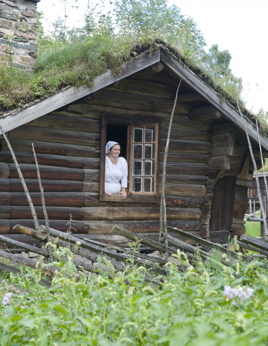 Numedalstunet. Tunvert kikker ut av vinduet til eldhuset fra Bakke i Veggli, Rollag. Norsk Folkemuseum, 2010. 