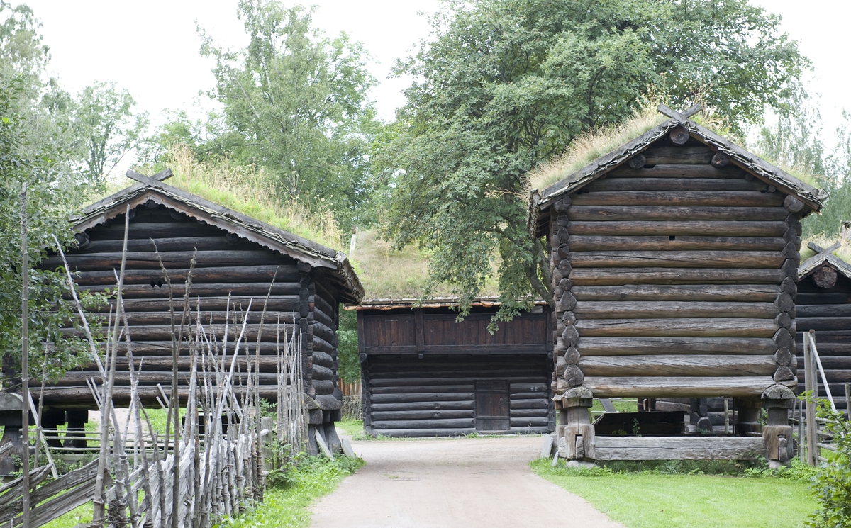 Fra Hallingdalstunet på Norsk Folkemuseum, august 2010. Bur fra Trøym, loft fra Holshagen og loftsstue fra Halvorsgard, Sudndalen i Hol.