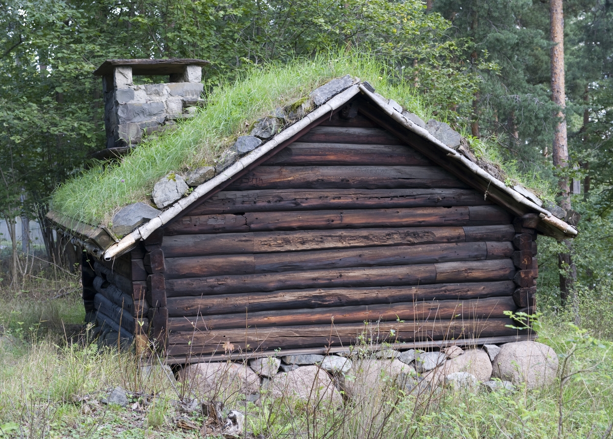 SMIE FRA HUSMANNSPLASSEN SAGAN I HALSA, 1800-TALLET 
Overført til museet 1930, gjenoppført 1930
 
Like innenfor døra i smia står «smieavlen», eller «essen», og bakenfor en belg av garvet saueskinn. Filebenken har sin plass ved gluggen der det er best lys. I nærheten av avlen står smiestedet eller ambolten, som er festet til en gam¬mel fururot. I de fleste tømmerstokkene i bygningen er det boret en mengde større og mindre hull. En smed som har laget «navar», eller bor, har prøvd hver ferdige navar i smieveggen før han sendte dem fra seg.

(Tekst hentet fra By og bygd 43, 2010)