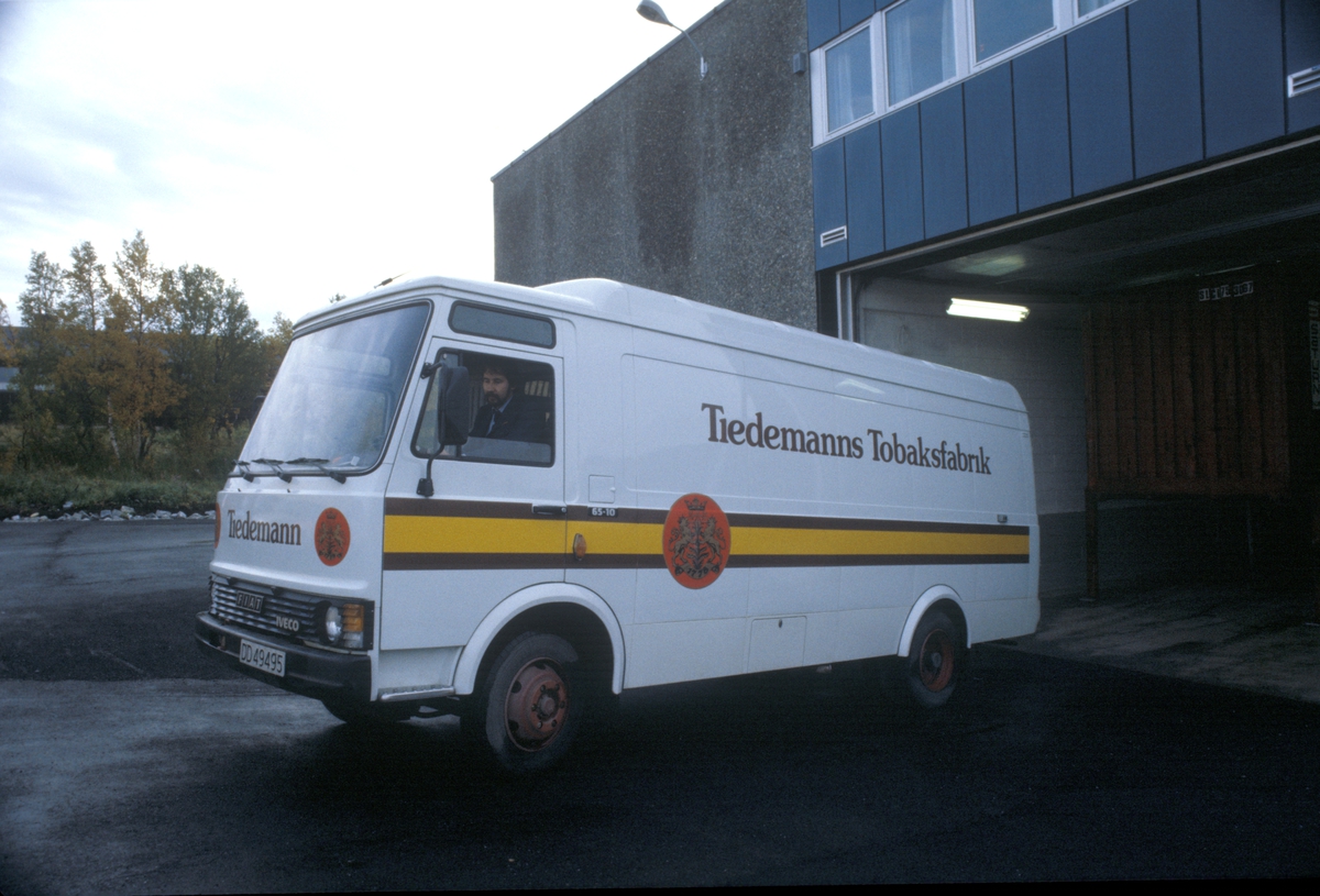 Varebil foran Tiedemanns Tobaksfabriks regionslager i Tromsø. 
"Vi presenterer oss" - en bildeserie fra Tiedemanns Tobaks regionslagre.