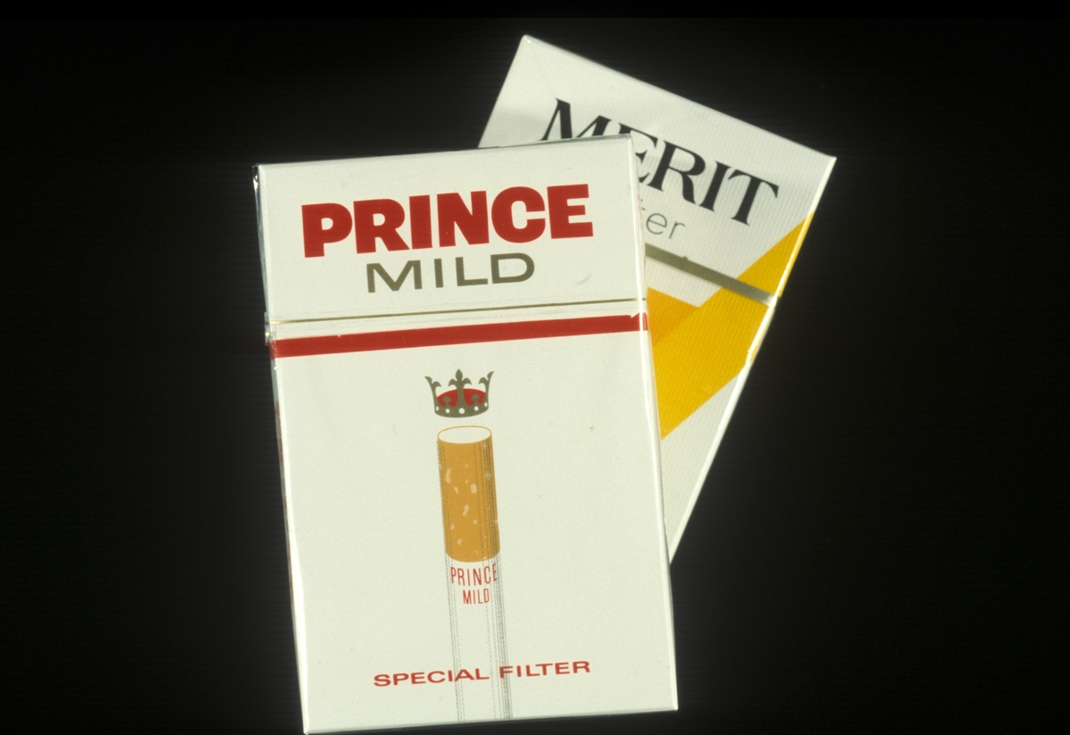 Reklamefoto av en pakke sigaretter av typen Prince mild. Reklamefoto fra presentasjon i forbindelse med introduksjon av Prince Mild i Norge i 1979.