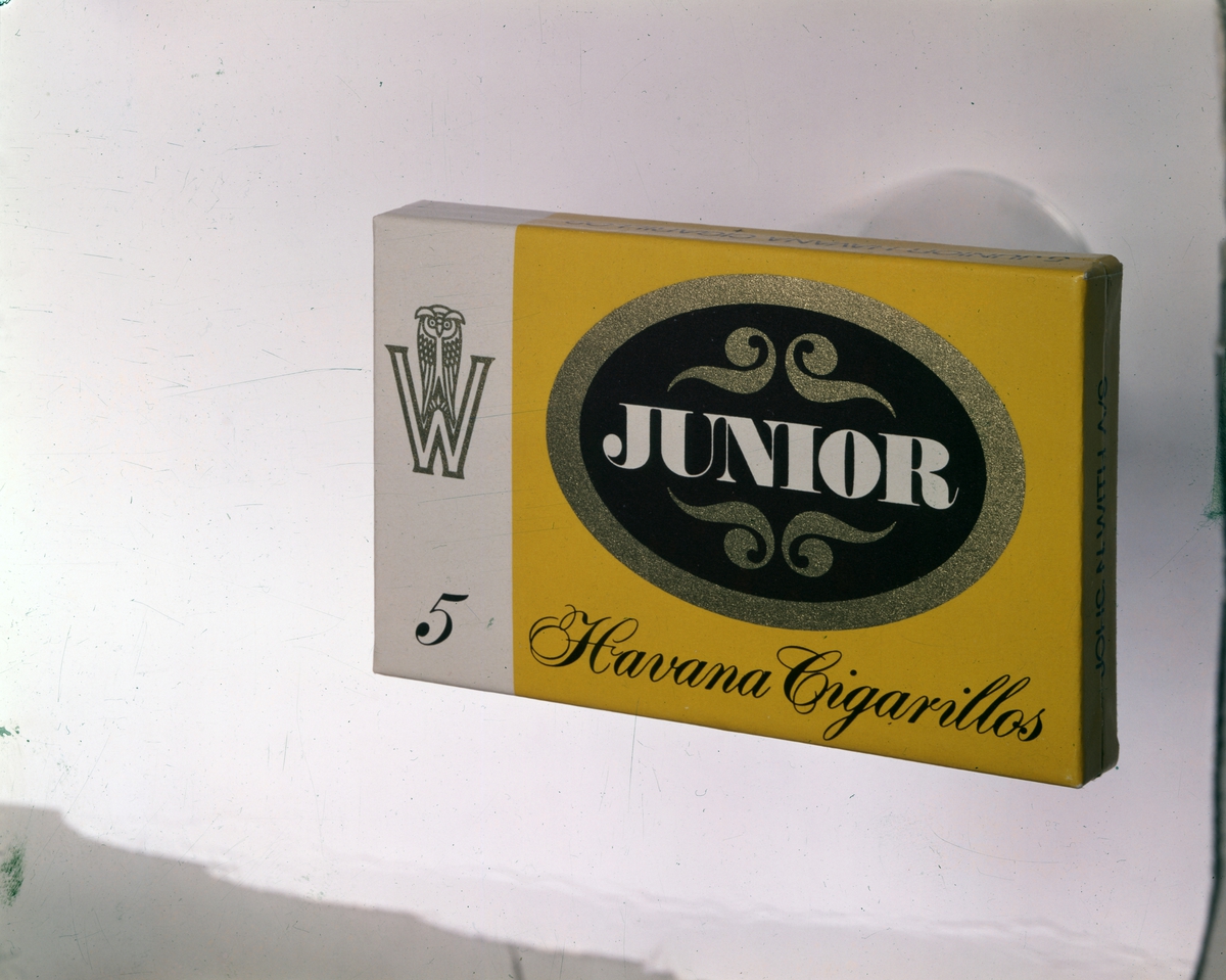 Reklamefoto for Junior cigarillos fra Johs. N. With.