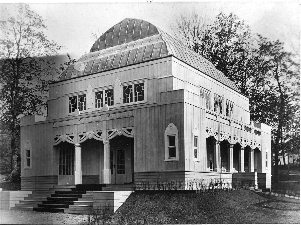 J.L. Tiedemanns utstillingspaviljong på Jubileumsutstillingen i 1914. Paviljongen var tegnet av arkitekt E. Glosimodt, og ble senere flyttet til Ekeberg, hvor den ble tatt i bruk som restaurant.