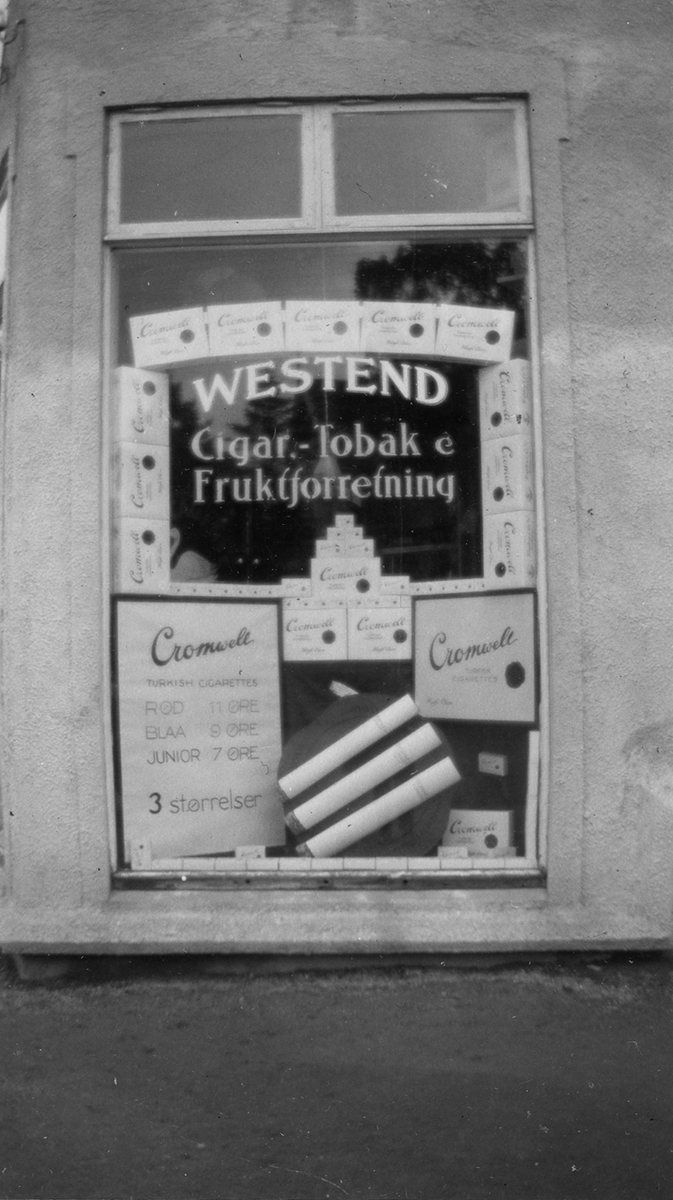 Vindusutstilling hos Westend Cigar- Tobak- og Fruktforretning i Stavanger fra 1925 med reklame for Cromwell sigaretter.
