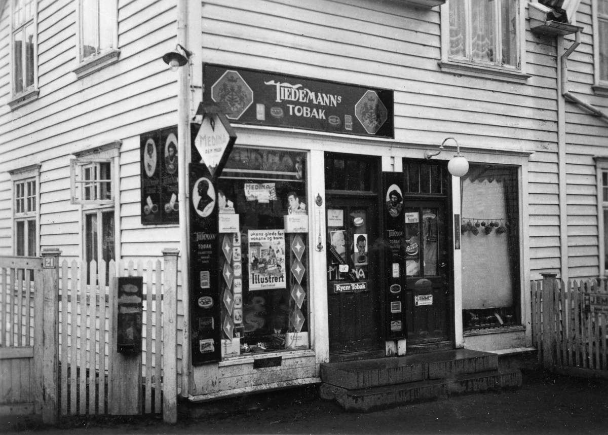 Tobakksforretningen Paul Hansen i Fredrikstad, 1934.