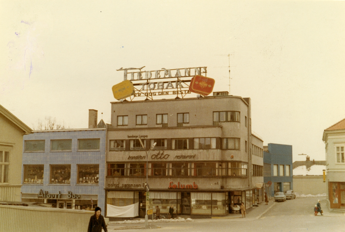 Stor reklameskilt for Tiedemanns Tobak på Torget i Larvik.