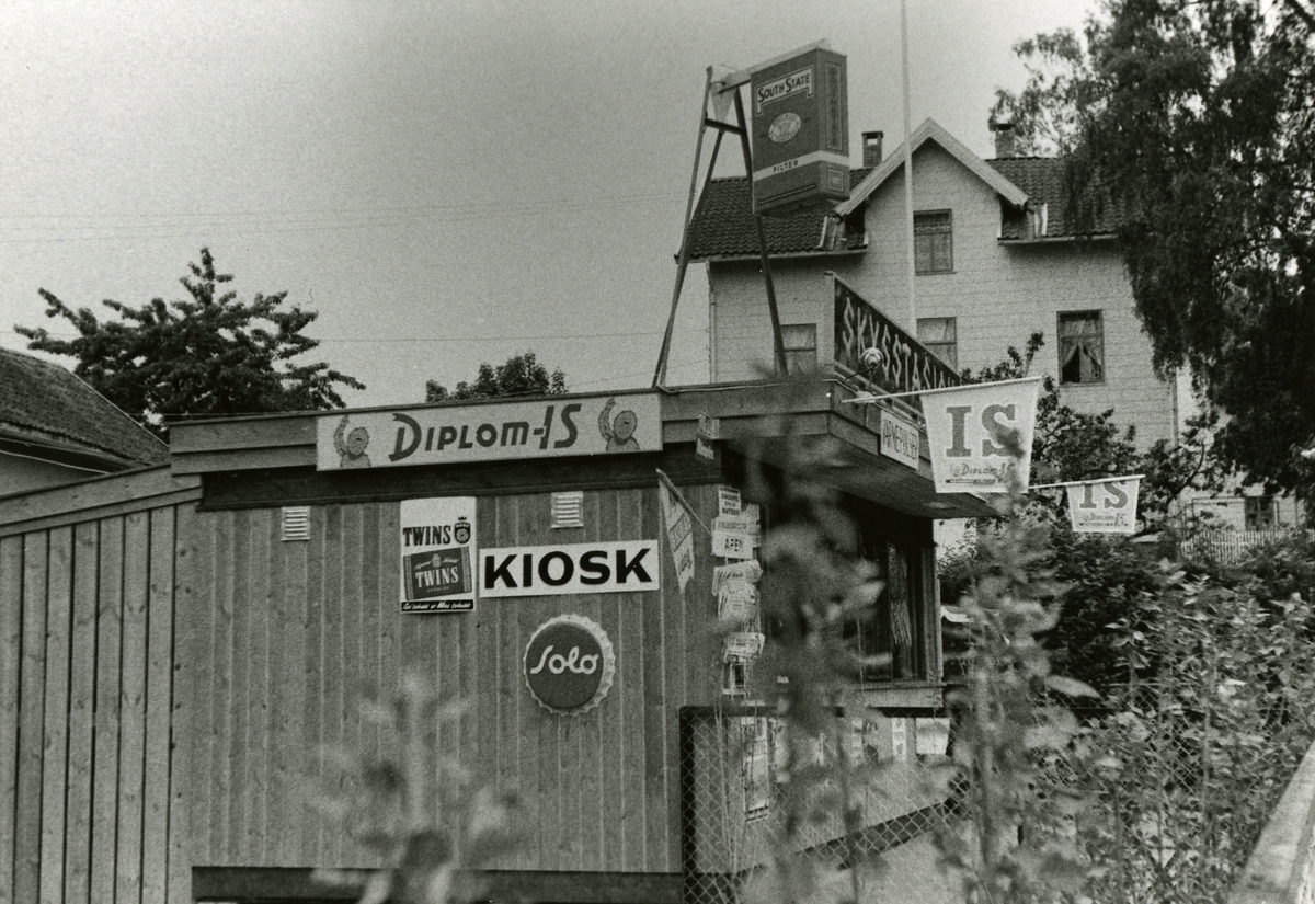 Kiosk og skysstasjon.