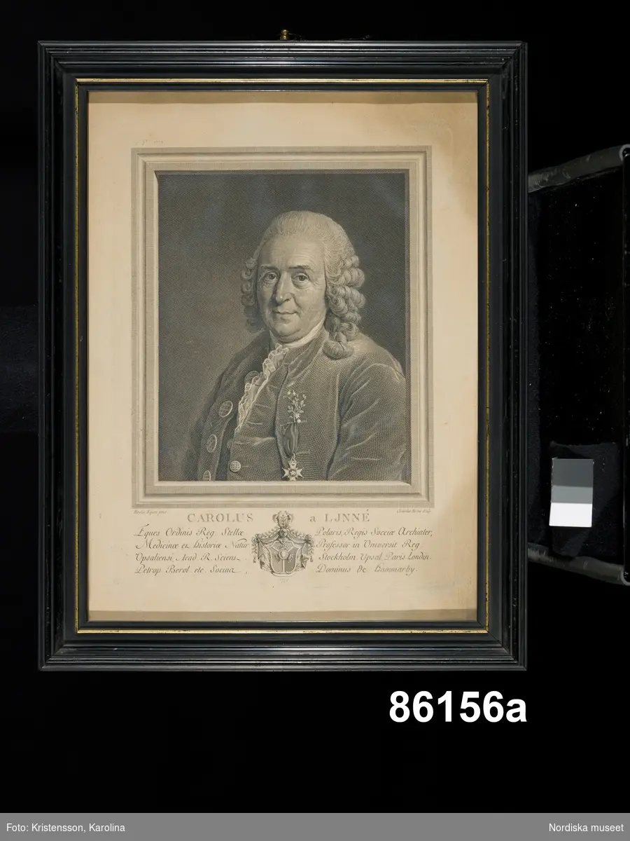 Huvudliggaren:
"2 porträtt (gravyrer) af C. v. Linné d. ä. a) Gravyr af  C. Bervic efter målning af Roslin. b) Gravyr efter målning af Kraft. 'Alla dessa saker (86,129-86,151) voro af Ingeniör Bolinder inköpta på auktion efter Kaptenskan Duse, som hade dem efter sin far.' Anteckning efter skriftlig, gåvan åtföljande förteckning. Sara Stina Duse, f. v. Linné g. m. kaptenen vid Nerkes och Vermlands regemente Hans Henrik Duse. G. enl. testamentariskt förordnande af ingeniör J. Bolinder, Stockholm 14/4 1899."Tillverkaruppgift enligt katalogkort.
/Annika Tyrfelt 2007-06-08