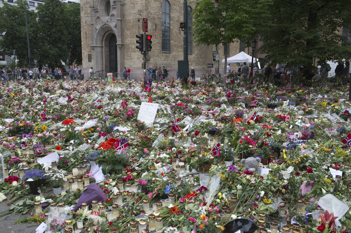 "Sorg i det offentlige rom". Blomsterhavet ved Oslo Domkirke.