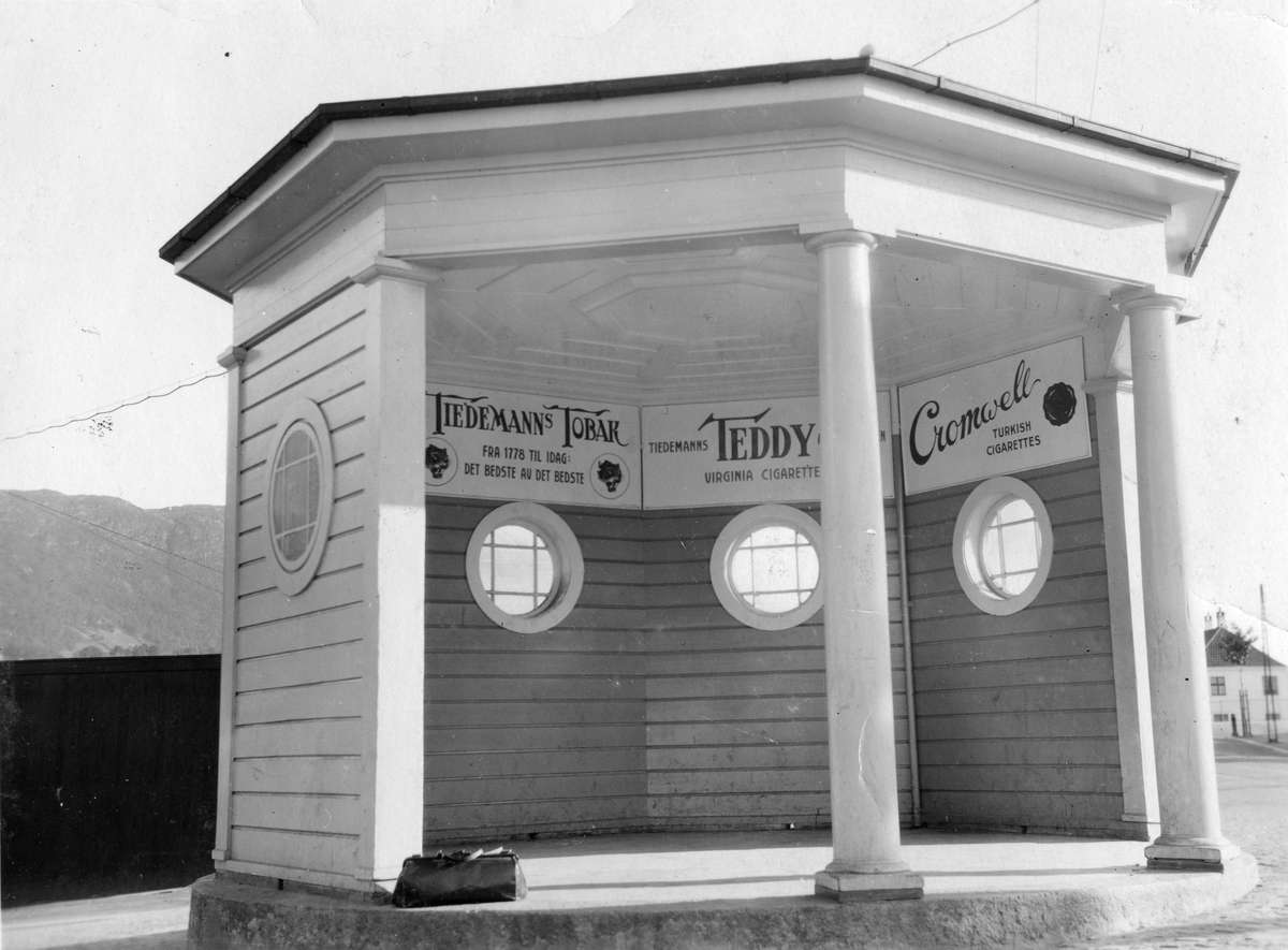 Paviljong med reklame for forskjellige varemerker fra Tiedemanns i Bergen 1927.