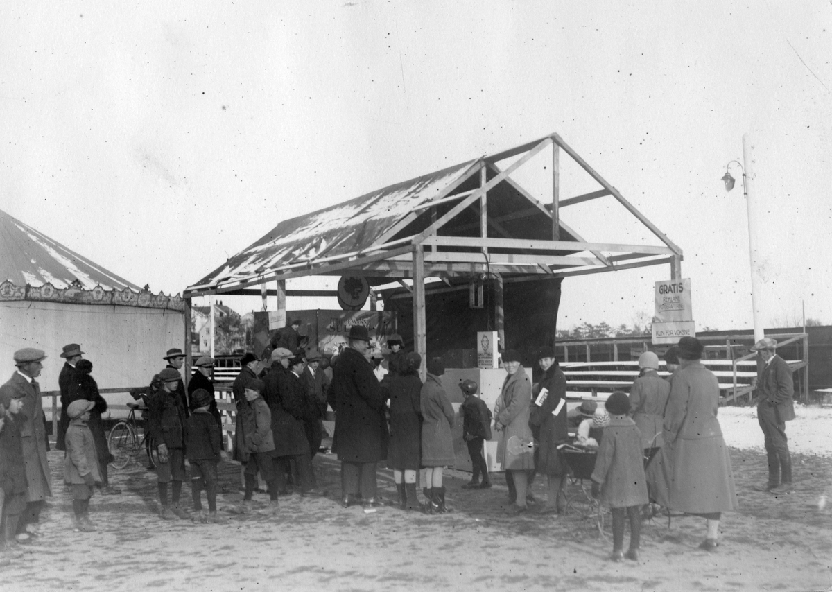 Tiedemanns stand i Hamar høsten 1926 hvor publikum kunne bli gratis portrettert med sitt ansikt kikkende gjennom en av Tiedemanns reklameplakater.