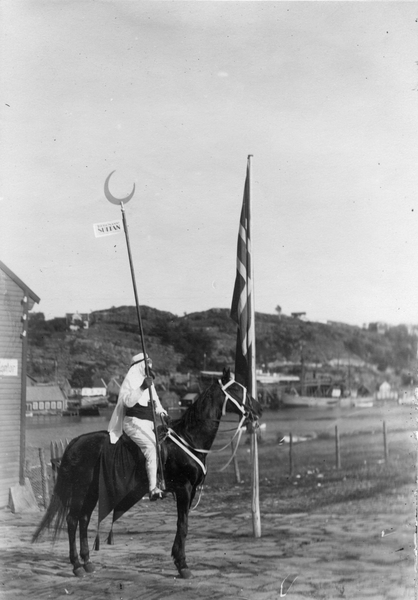 Utkledd mann på hest gjør reklame for Sultan sigaretter under Norsk Uke i Kristiansand høsten 1926.