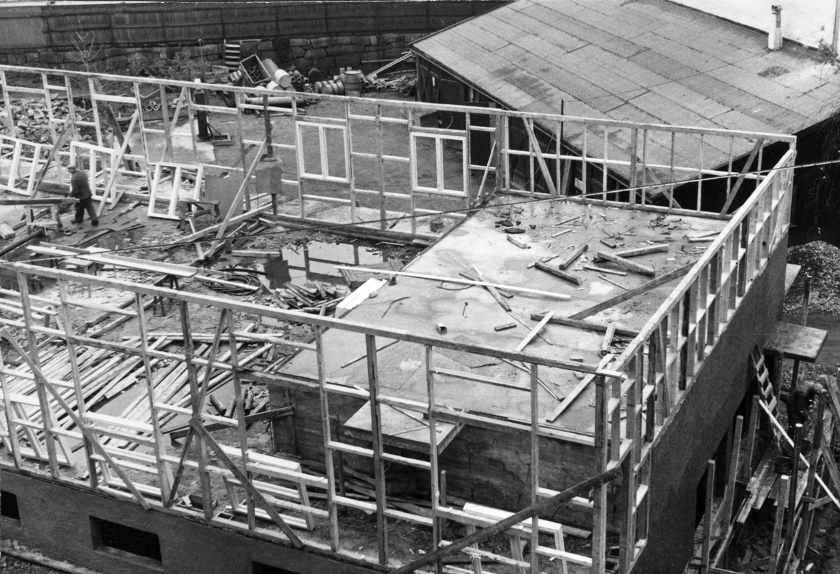 Konstruksjon av garasje og lager ved Tiedemanns Tobaksfabrik i Stensberggate i 1954.