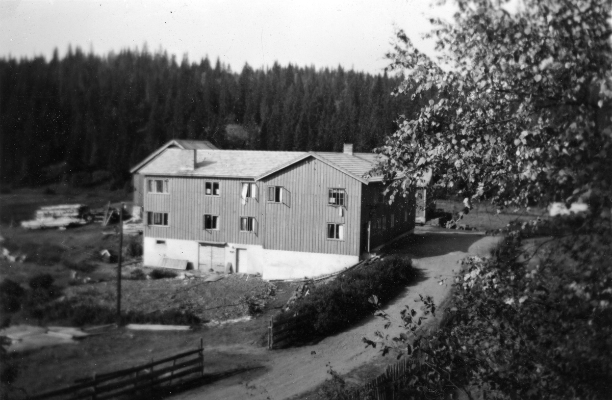 Feriehjem.
"Langebro" feriehjem, ved Krogskogen, tilhørende Akers Mekaniske Verksted.