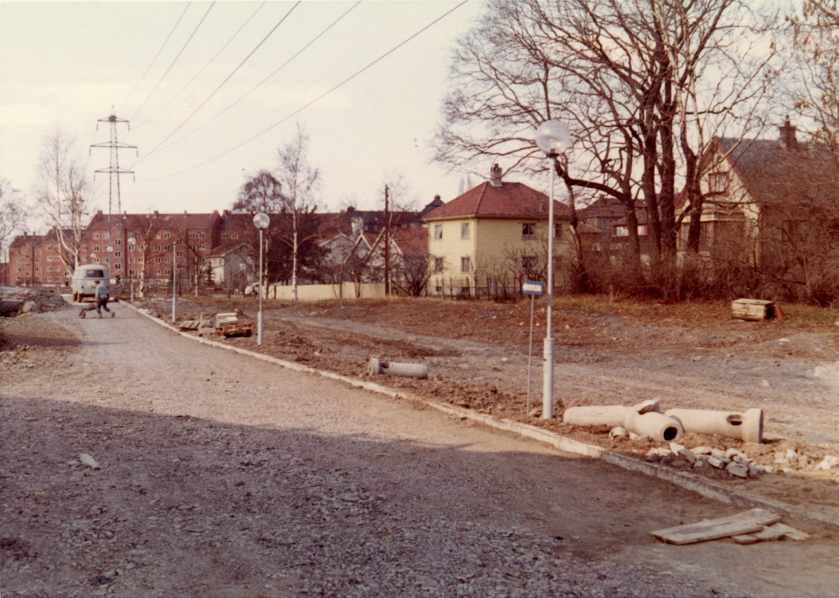 Omgivelsene rundt J. L. Tiedemanns Tobaksfabrik på Hovin. Fotografert i forbindelse med konstruksjonen av fabrikken.